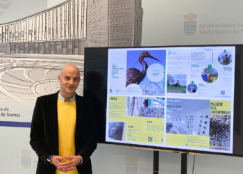 Juan Carlos Bueno en la presentación del material de difusión. Fotos: Ayto. de Santa Marta.