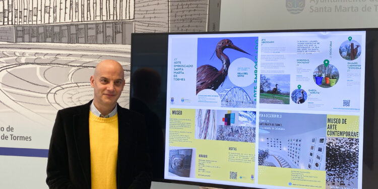 Juan Carlos Bueno en la presentación del material de difusión. Fotos: Ayto. de Santa Marta.