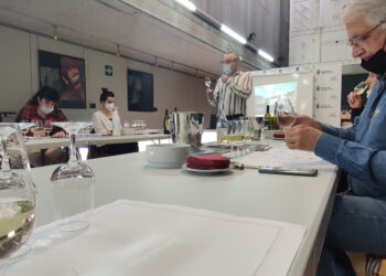 La Escuela Municipal de Hostelería analiza las características del vino