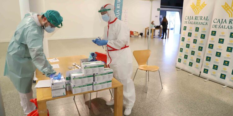 Salamanca recibe el 12,7% de la nueva remesa de vacunas frente a la Covid que llega a la Comunidad
