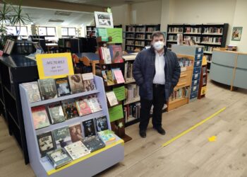 La biblioteca municipal recibe a la primavera con una exposición dedicada a la poesía