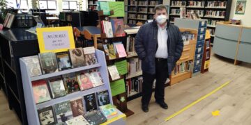 La biblioteca municipal recibe a la primavera con una exposición dedicada a la poesía