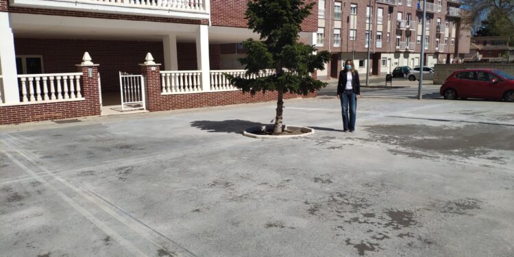 Hormigonado el parterre de la calle Francisco Maldonado para mejorar su imagen y evitar suciedad en la zona