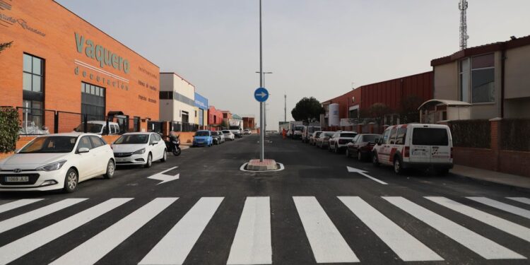 El polígono industrial muestra una imagen renovada tras una inversión de más de 206.000 euros