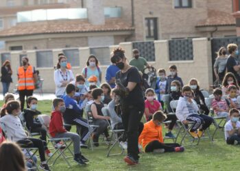 Los vecinos disfrutan con la exhibición de cetrería