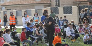 Los vecinos disfrutan con la exhibición de cetrería