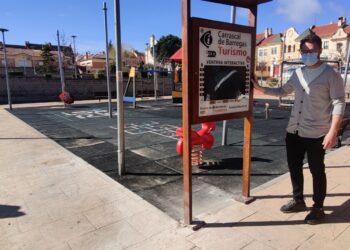 La nueva pantalla táctil ofrece a los vecinos información cultural, turística y de servicios en un clic