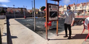 La nueva pantalla táctil ofrece a los vecinos información cultural, turística y de servicios en un clic