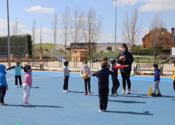 Los niños y jóvenes de Carbajosa prefieren el baloncesto en la primera jornada de deporte en la calle Move On
