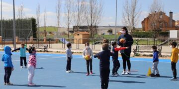 Los niños y jóvenes de Carbajosa prefieren el baloncesto en la primera jornada de deporte en la calle Move On