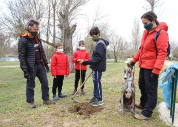 Los vecinos dan la bienvenida a la primavera con la plantación de árboles junto al río y una lectura de poemas