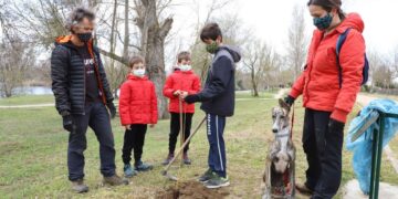 Los vecinos dan la bienvenida a la primavera con la plantación de árboles junto al río y una lectura de poemas