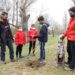Los vecinos dan la bienvenida a la primavera con la plantación de árboles junto al río y una lectura de poemas