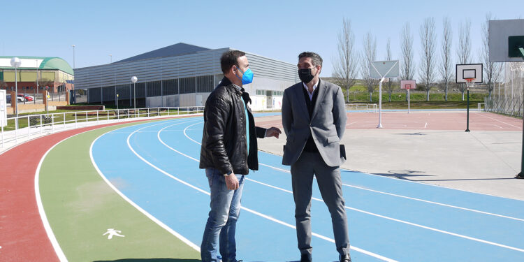 Los torneos de fútbol y baloncesto para niños y jóvenes inician el programa ‘Carbajosa Move On’ para practicar deporte al aire libre