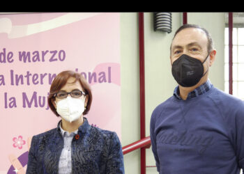 Una pancarta en el balcón del Ayuntamiento y actividades on line conmemoran el Día de la Mujer