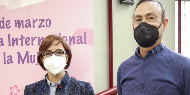 Una pancarta en el balcón del Ayuntamiento y actividades on line conmemoran el Día de la Mujer