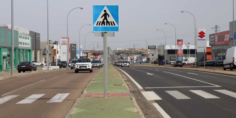 El carril central del polígono Villares pasará a ser vía urbana en verano