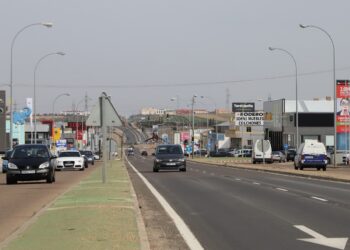 Los empresarios conocen el proyecto de transformación de la vía central del polígono
