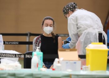 Comienza la vacunación de 5.500 docentes y trabajadores de centros educativos con AstraZeneca