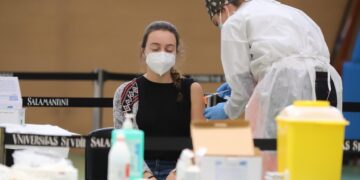 Comienza la vacunación de 5.500 docentes y trabajadores de centros educativos con AstraZeneca