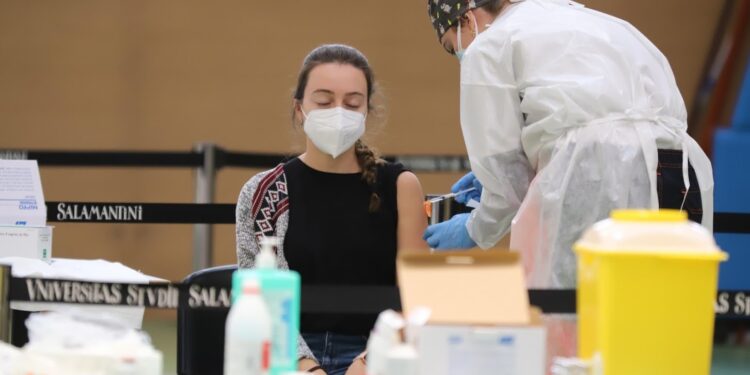 Comienza la vacunación de 5.500 docentes y trabajadores de centros educativos con AstraZeneca