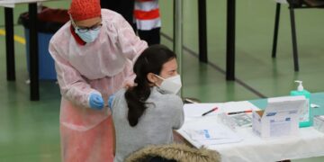 Sanidad suspende temporalmente la vacuna de AstraZeneca en la Comunidad