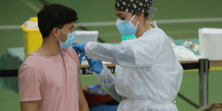 Posibles efectos adversos en dos personas de Valladolid por la vacuna AstraZéneca