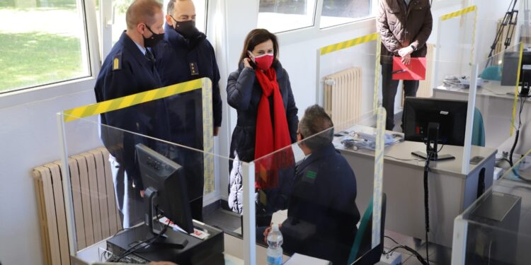 La ministra de Defensa, Margarita Robles, visita a las Escuelas de Matacán