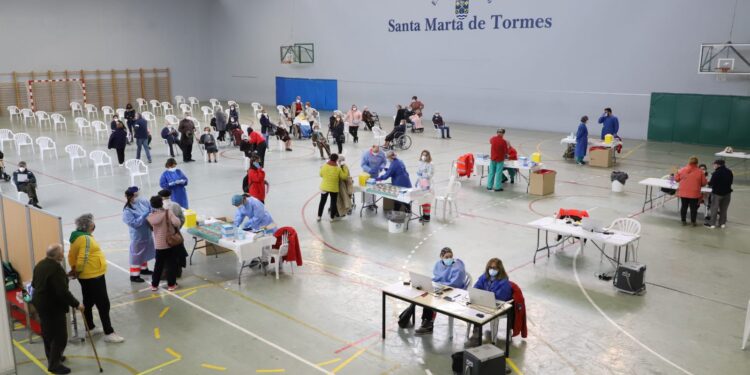 Santa Marta vacuna en la jornada de hoy a 819 personas