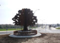La escultura del árbol que da nombre a Carbajosa decora la nueva rotonda de acceso desde El Montalvo III