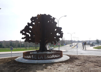 La escultura del árbol que da nombre a Carbajosa decora la nueva rotonda de acceso desde El Montalvo III