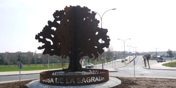 La escultura del árbol que da nombre a Carbajosa decora la nueva rotonda de acceso desde El Montalvo III
