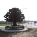 La escultura del árbol que da nombre a Carbajosa decora la nueva rotonda de acceso desde El Montalvo III