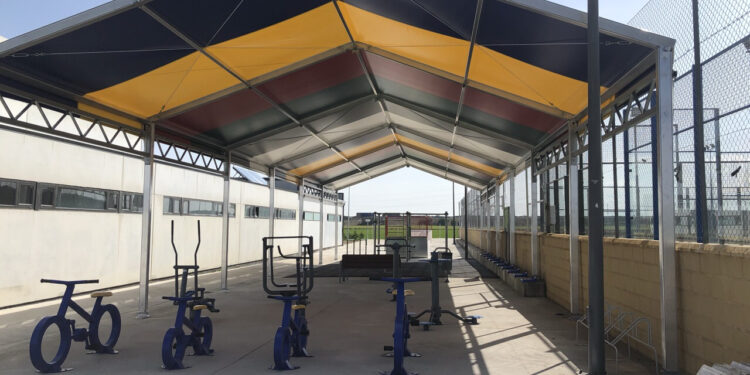 La nueva cubierta de la zona deportiva de calistenia y biosaludable permitirá dar más uso a las instalaciones