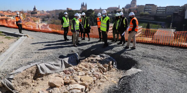Las laderas del Cerro de San Vicente se convertirán en un gran parque arqueológico con recorridos señalizados en una nueva ruta turística
