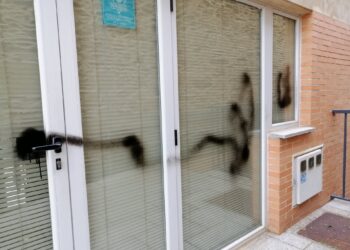 La fachada trasera del Ayuntamiento, marcada por la huella de los vándalos