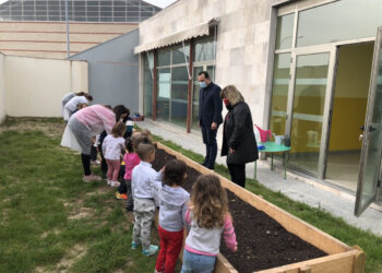 Los niños de la guardería municipal aprenden a cultivar su huerto ecológico