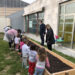 Los niños de la guardería municipal aprenden a cultivar su huerto ecológico