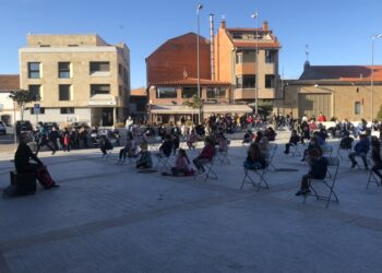 Un animado cuentacuentos al aire libre inaugura la Fiesta de la Primavera