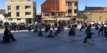 Un animado cuentacuentos al aire libre inaugura la Fiesta de la Primavera