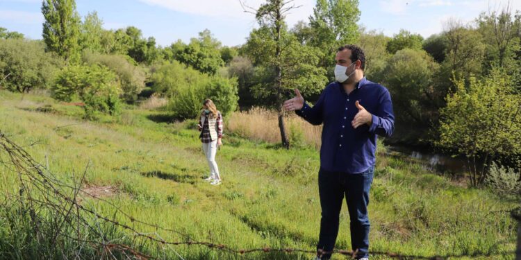 Santa Marta recupera dos hectáreas de zona verde junto al río Tormes
