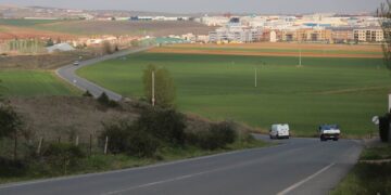 La creación de acerado en la cuesta de Navahonda facilitará el paso de los peatones hasta el casco urbano