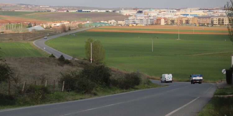 La creación de acerado en la cuesta de Navahonda facilitará el paso de los peatones hasta el casco urbano