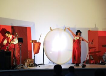 El circo envuelve la tarde festiva en un ambiente de magia y humor