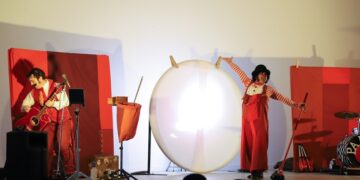 El circo envuelve la tarde festiva en un ambiente de magia y humor