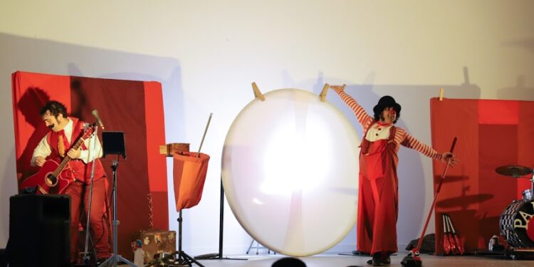 El circo envuelve la tarde festiva en un ambiente de magia y humor