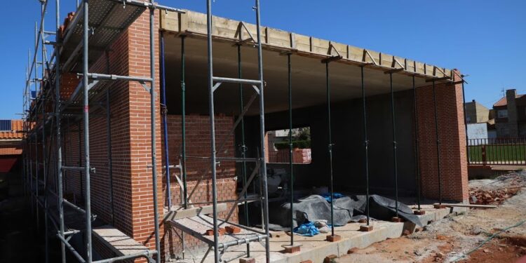 La empresa da baja y paraliza las obras de ampliación del colegio