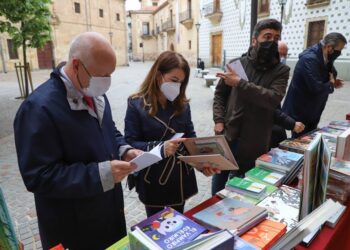 Animado Día del Libro con la participación de 16 librerías que han sacado sus puestos a la calle