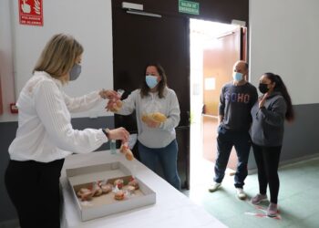 Reparto de perronillas para mantener la tradición en el día de San Marcos
