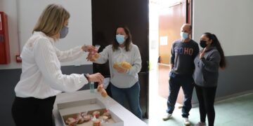 Reparto de perronillas para mantener la tradición en el día de San Marcos